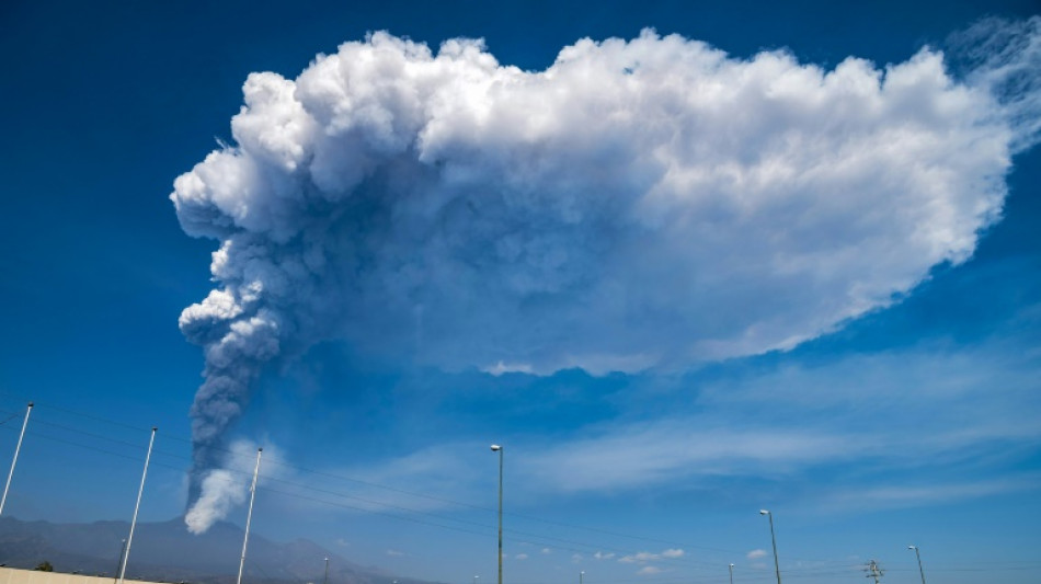 Erup&ccedil;&atilde;o do Etna provoca fechamento do aeroporto de Cat&acirc;nia, na Sic&iacute;lia