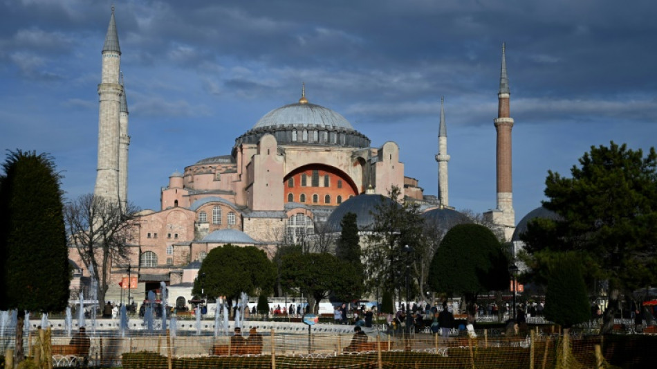 Turquia imp&otilde;e entrada de 25 euros a estrangeiros que visitarem Santa Sofia