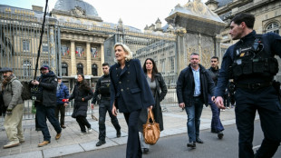 Marine Le Pen alega 'boa f&eacute;' em julgamento por desvio de recursos