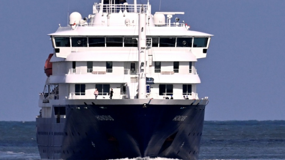 El crucero afectado por el brote de hantavirus llega al final de su traves&iacute;a