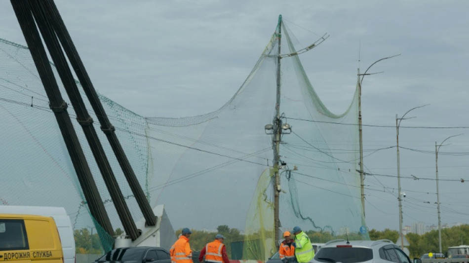 Erstmals in Kiew: Netze zum Schutz vor Drohnen an wichtiger Br&uuml;cke angebracht