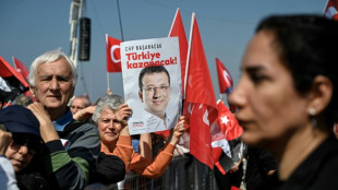 Par&iacute;s declara ciudadano de honor al alcalde detenido de Estambul