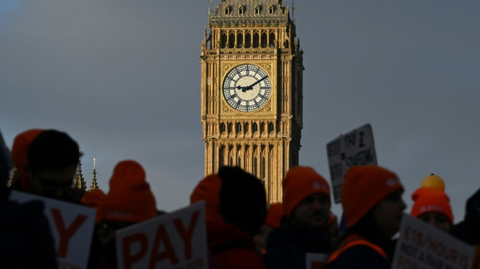 Na Inglaterra, m&eacute;dicos iniciam a maior greve da hist&oacute;ria do sistema p&uacute;blico de sa&uacute;de brit&acirc;nico