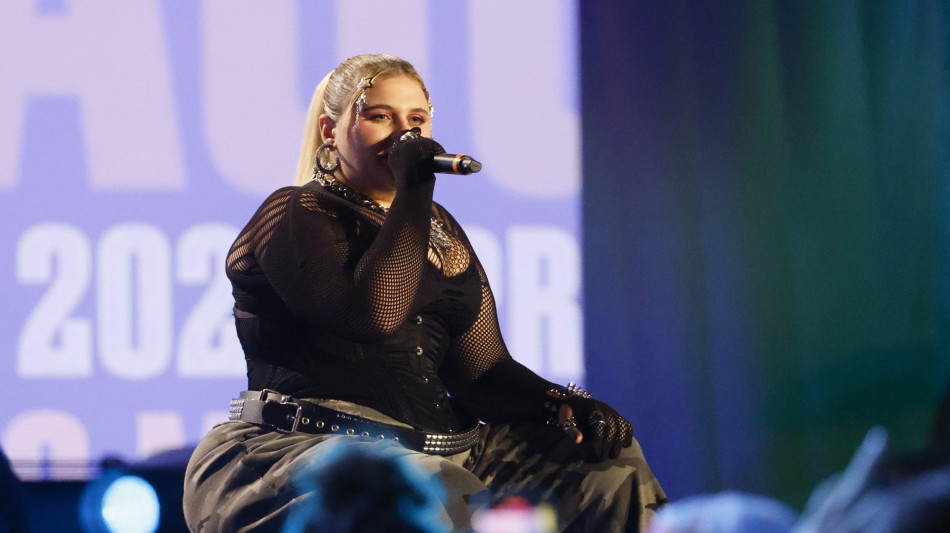Concertone riparte con medley e bacio a stampo Noemi-BigMama