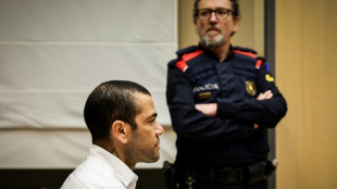 Daniel Alves nega estupro e diz que denunciante poderia ter sa&iacute;do 'a qualquer momento'