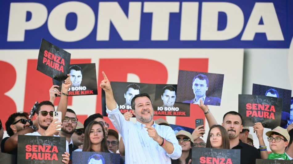 Destacadas figuras de la extrema derecha rinden homenaje a Kirk en un mitin en Italia