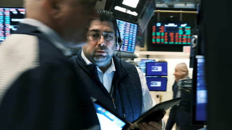Wall Street conclut en tr&egrave;s l&eacute;g&egrave;re baisse &agrave; la veille d'une r&eacute;union de la Fed
