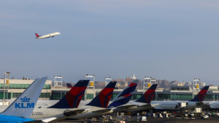 Adani e Embraer anunciam acordo para fabricar avi&otilde;es na &Iacute;ndia