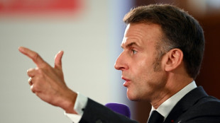 Accusé à droite de dérive "autoritaire", Macron réfute tout projet de "label d'Etat" pour les médias