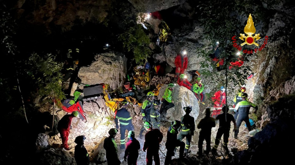 Frana in grotta Sardegna, si scava nel cunicolo dove c'&egrave; lo speleologo